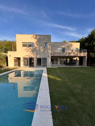 Casa En Venta En Barrio Santa Ana Moreno
