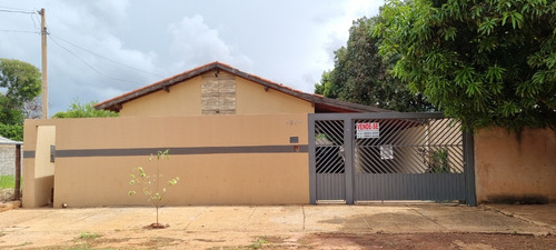 Casa Com 3 Quartos, Sendo 2 Suítes. Garagem Coberta Comporta Até 3 Carros. A 25 Metros Do Asfalto. 180m² De Área Construída.