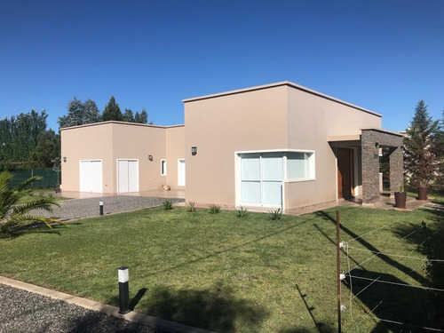 Imagen 3 de 30 de Venta, Casa Quinta, 5 Ambientes, Quincho, Parrilla, Pileta, Jardín, Saladillo