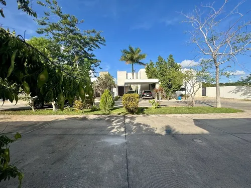 Residencia En Venta De 4 Recámaras En Privada Amanthea.