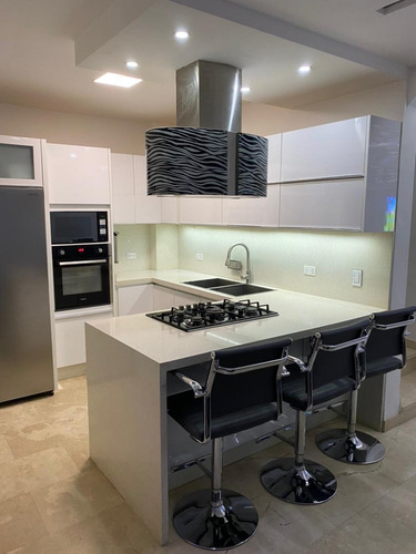 Imagen 2 de 13 de Lujoso Townhouse Res. Lake Village Lechería