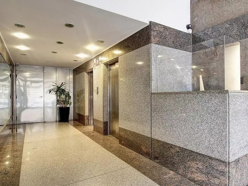 Av. Corrientes Y Montevideo. Dueño Vende Oficina 70 M2 En Excelente Ubicación E Impecable Estado. En Un Edificio Moderno Para Uso Profesional Y Comercial.
