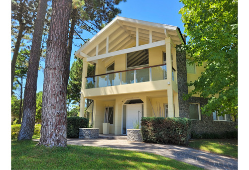 Casa En Venta - Zona Alamos - Vista Al Golf - Calidad De Construcción