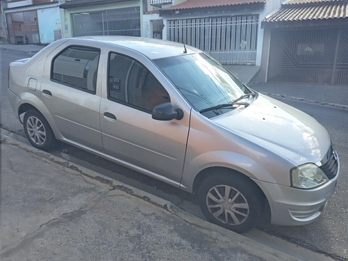Imagem 1 de 7 de Renault Logan 2011 1.0 16v Expression Hi-flex 4p