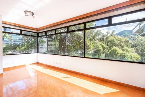 Oficina En Arriendo/venta En El Chicó. Cod V6701
