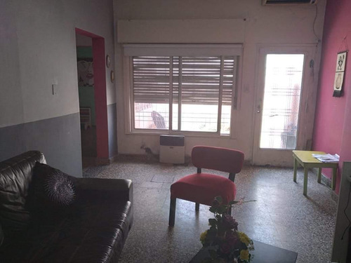 Venta Ph 4 Amb. Pta. Baja En Ramos Mejía - Buen Estado A Mts. Av. De Mayo Con Patio Y Fdo.
