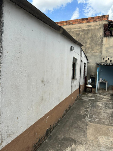 Uma Casa E Um Barracão, Em Um Lote Com 360 Metros Quadrados!
