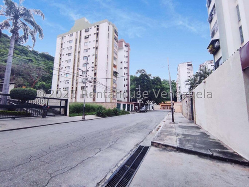 Jip 24-4880. Esplendido Y Amplio Apartamento De 104 Mts2, 4 Cómodas Habitaciones, 3 Salas De Baño, Habitación De Servicio, Conectado A Pozo, Cocina Empotrada Con Tope De Granito. En Urb. Calicanto. 