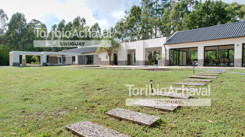 Destacada Casa Sobre La Costa En Balneario El Ensueño