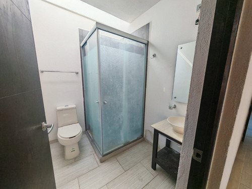 Fracc. Vista Azul A Unos Pasos De Tec Milenio Cerca Del Libram.surpte Casa En Esquina De 4 Recamaras Con Closets Y Estudio En Pb, Espacios Amplio E Iluminados