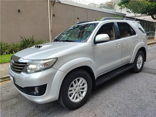 Toyota Hilux SW4 3.0 SRV 4X4 7 LUGARES 16V TURBO INTERCOOLER DIESEL 4P AUTOMÁTICO