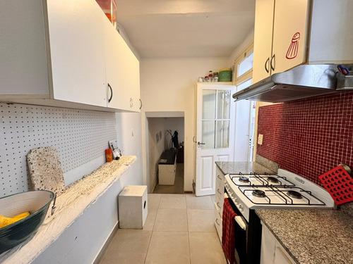 Venta - Casa Pasillo A 2 Cuadras Del Río. 3 Dormitorios Y Patio. Alquila Cochera En Edificio Al Lado
