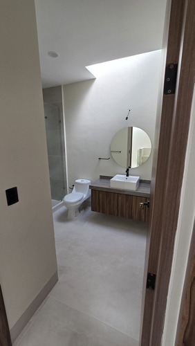 Casa De 3 Recamaras Y 3 Baños Con Cochera Techada Y Amenidad