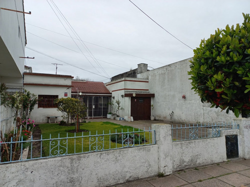 Casa 3 Ambientes Con Garaje Y Parque, A Reciclar Parcialmente, En Barrio Santa Monica