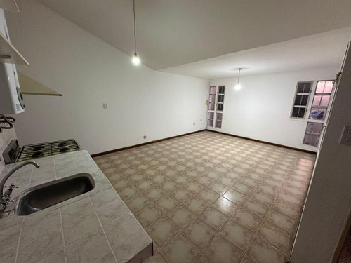 Casa En Villa Allende De 5 Ambientes Enbarrio La Cruz A Una Cuadra De Av. San Martín. Cerca De Colegios , Centro Comercial Y Transporte Público.l