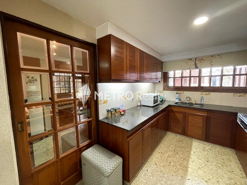 Casa En Venta 4 Ambientes Con Cochera Y Jardin En Bernal Centro