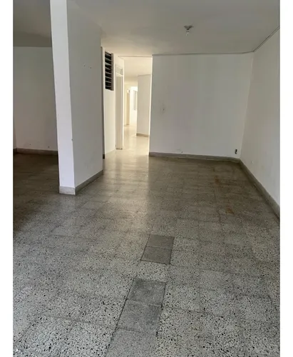 Edificación De 3 Pisos Para La Venta En Laureles