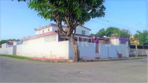 Casa En Venta En Esquina En Col. Pensiones Mérida.