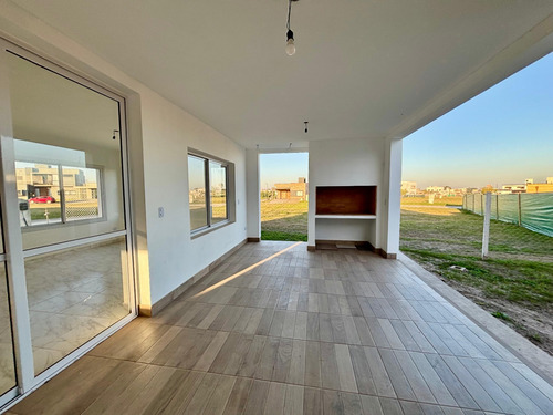Venta Casa 2 Dormitorios Otros Barrios Con Cochera