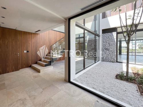 Casa En Venta Con 4 Suites Y Amarra En El Yacht, Nordelta