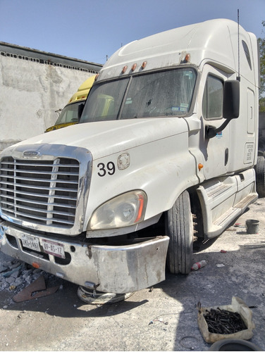 Camion Freightliner Cascadia Motor Amarrado