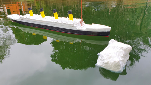 Titanic Juguete 50cm 2 Partes + 2 Iceberg (flota Vertical) Se Parte Al Medio