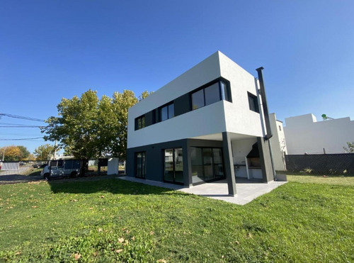Casa En Venta - 2 Dormitorios 2 Baños - Cochera - 280mts2 - Manuel B. Gonnet