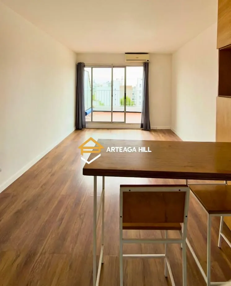 Alquiler | Monoambiente Al Frente En El Centro | Gran Terraza Con Vista Al Mar | Bajos Gastos Comunes Y Barbacoa | Proximo A 18 De Julio | 4 Cuadras De La Rambla · Foto 4