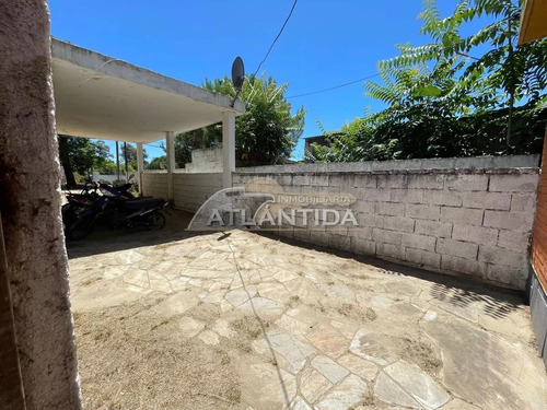 Venta De Tres Propiedades, Al Frente, Medio Y Fondo, Ubicada En Las Toscas Sur. Inm Atlántida.