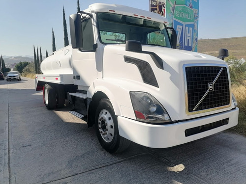 Camión Pipa De Agua De 10,000 Volvo Rabon Thorton Chasis