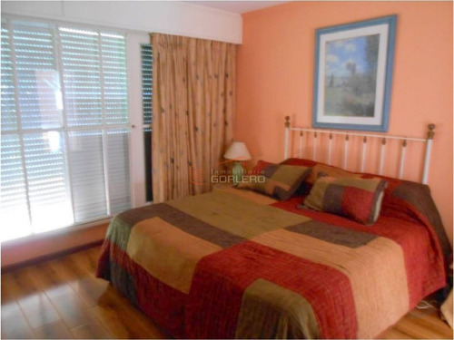 Casa De 5 Dormitorios Con Parrillero Y Piscina En Barrio Cantegril, Punta Del Este- Ref: 19445