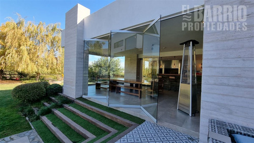Casa En Venta De 5 Dorm. En Las Brisas