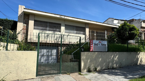 Venta De Casa Malvin 2 Dormitorios Y Servicio Con Buen Fondo