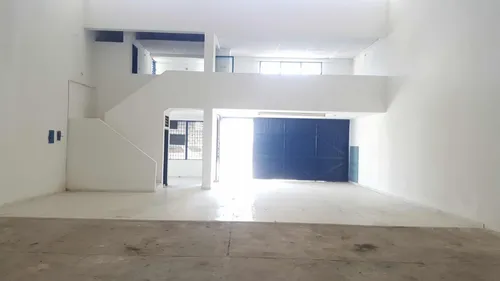 Bodega Con Mezzanini, Patio Y Dos Baños