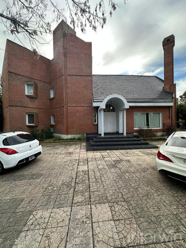 Casa En Los Pilares, 6 Ambientes, C/ Jardin Y Pileta - Venta -