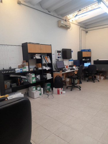 Importante Galpón/depósito Con Oficinas En Castelar Norte