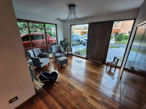 Casa En Venta - 7 Dormitorios 5 Baños - Berazategui