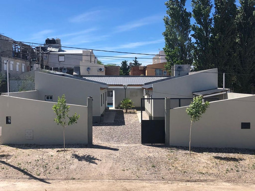 Complejo De Casas En Venta - 4 Dormitorios 2 Baños - Cochera - 470mts2 - Las Grutas, Río Negro