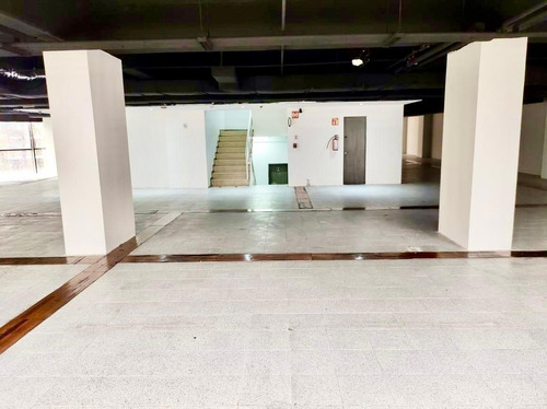 Polanco, 708m2, Amplios Espacios Abiertos, Muy Iluminada, Sala De Juntas, 3 Privados, 6 Estacionamientos, Vigilancia 24 Horas, 3 Elevadores. Excelente Ubicación. El Precio Es Más El Mantenimiento