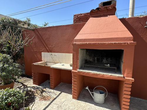 Barrio Juniors - Se Vende Casa De 2 Dorm - Patio Con Asador - Disponibilidad Inmediata