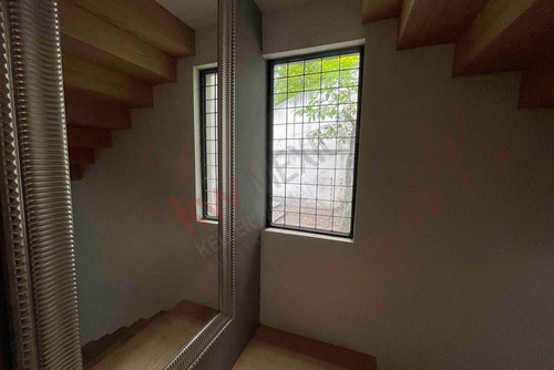 Espectacular Casa En Venta En Bosques De Las Lomas, Varios Niveles Con Jardín Y Remodelada