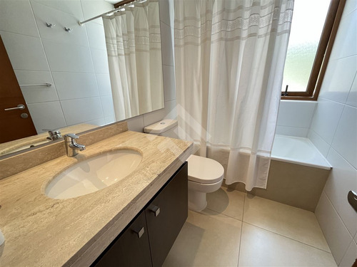 Casa En Venta De 4 Dorm. + Sala Estar En Chicureo P. Roj