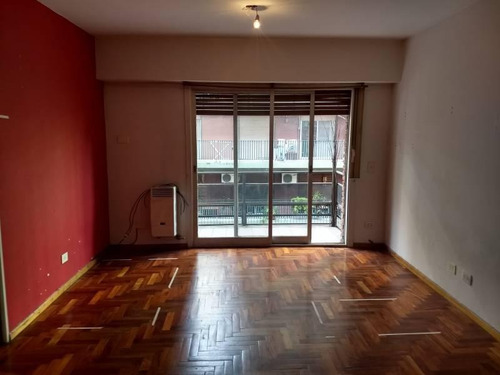 Imagen 5 de 8 de Mono Ambiente Con Balcon Al Frente / Apto Profesional