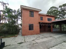 Comprar Julio Latouche 25-1717 En Venta Amplia Casa Familiar En El Municipio Nagunagua, Ofrece 3 Habitaciones Internas, 2 Habitaciones Adicionales Para Huésped, 4 Baños, Ambiente Acogedor Y Clima Montañoso