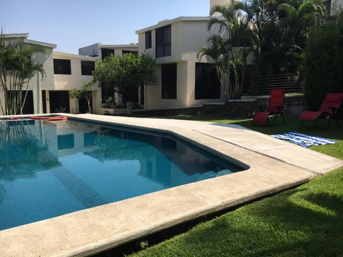 Se Renta Casa Amplia, Amueblada, En Condominio Con Alberca, 3 Recamaras, Jardin, Jacuzzi, Estacionamiento En Burgos, Cuernavaca. Urge.