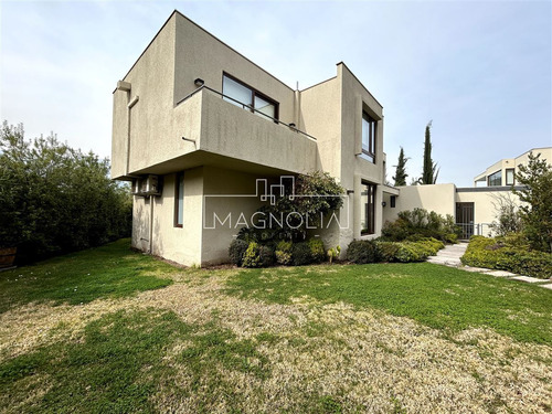 Casa En Venta De 6 Dorm. En Lo Barnechea