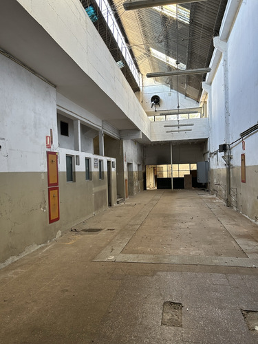 Imagen 3 de 19 de Venta Gran Local En Arenal Grande Y Hocquart Zona Mayorista