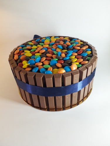 Torta Con Kit Kat Y Confites De Chocolate Con Cinta De Raso