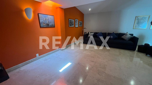 Casa En Venta A 3 Cuadras De Av. De Las Palmas Con Terraza Y Seguridad