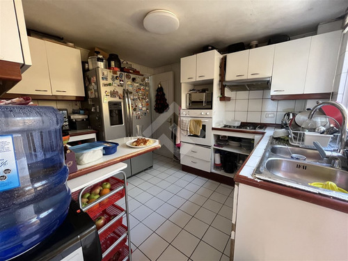Casa En Venta De 6 Dorm. En La Florida